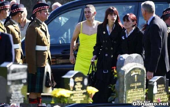 Il arrive en travesti avec une belle robe jaune pour un enterrement :s