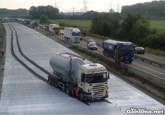 Regis en mode routier fait le con dans le ciment frais pres de l autoroute