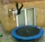 Trampoline Fail : une belle chute devant sa mere apres un saut de trampoline depuis la fenetre