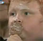 Un jeune supporter de foot essaye de manger une glace. Fail !