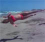 Une blonde tente un backflip avec un vrille sur la plage et c est le drame !