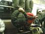 Deux gars qui  font les chauves souris dans le metro