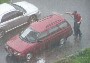 Regis lave sa voiture a grandes eaux ... c est le cas de le dire vu qu il pleut averse :s