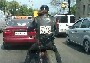 Un motard a fixe la plaque d immatriculation de sa moto sur le dos de son blouson ...