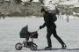 Un peu inconscient de faire du patin avec son bebe sur un lac gele