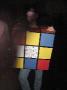 Soiree costumee : une fille deguisee en rubiks cube humain