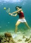 Elle essaye de jouer au tennis sous l eau :p
