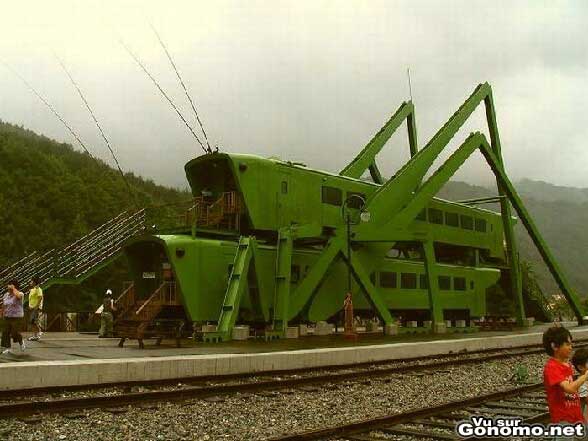 Les locaux d une gare ressemblent etrangement a un couple de sauterelles en train de s accoupler