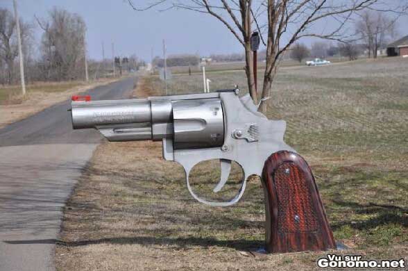 Boite a lettre insolite : une boite a lettre originale en forme de pistolet a barillet