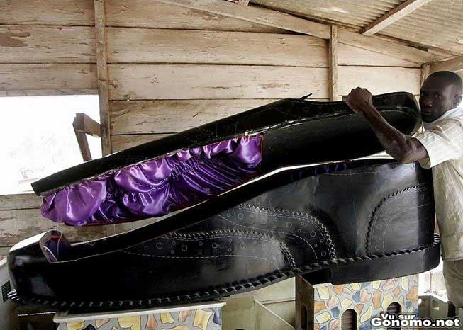 Cercueil insolite : un cercueil personnalise en forme de chaussure de ville geante