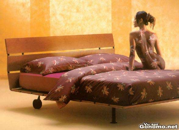 Une femme assortie a son couvre lit lol