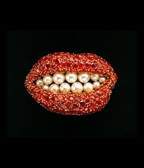 Une bouche pulpeuse en rubis et perles de culture qui doit couter bien cher