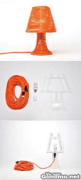 Lampe insolite : une lampe design dont le cable electrique s enroule autour de sa structure