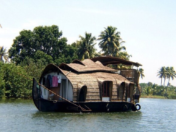 Maison flottante : une maison sur un bateau avec une belle superficie et beaucoup de charme