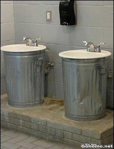 Des lavabos avec des poubelles en aluminium