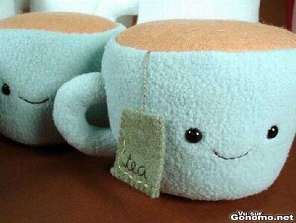 Deux gros poufs design en forme de tasse de the