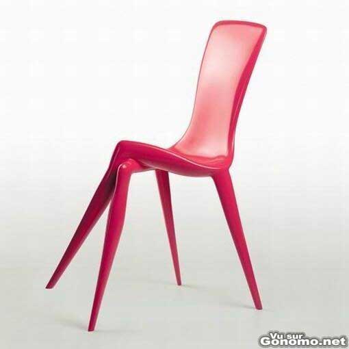 Une chaise rose bonbon qui croise les jambes