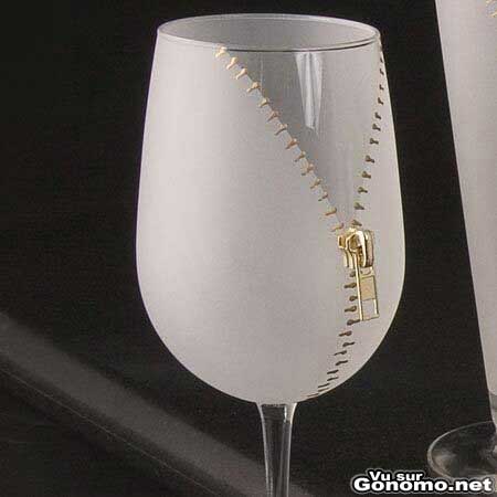 Un verre a vin design avec une fermeture eclair