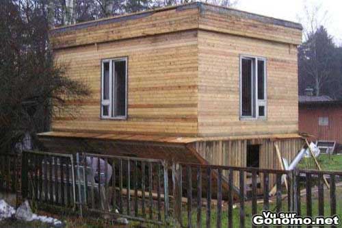 Une maison en bois la tete en bas. On comprend pourquoi c est mieux dans l autre sens