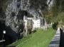 Un chateau construit dans la montagne