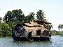 Maison flottante : une maison sur un bateau avec une belle superficie et beaucoup de charme