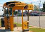 Un arret de bus insolite avec des morceau d un autobus jaune americain