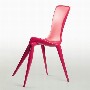 Une chaise rose bonbon qui croise les jambes