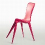 Une chaise rose bonbon qui croise les jambes