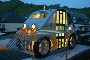 Une maison ecolo en forme de voiture qui fait tache dans le paysage