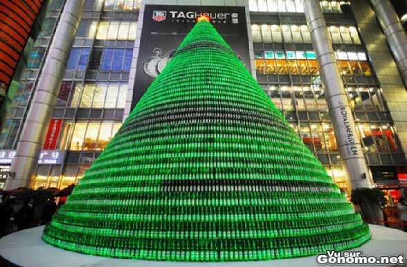 Un enorme sapin de noel avec des milliers de bouteilles de biere Heineken