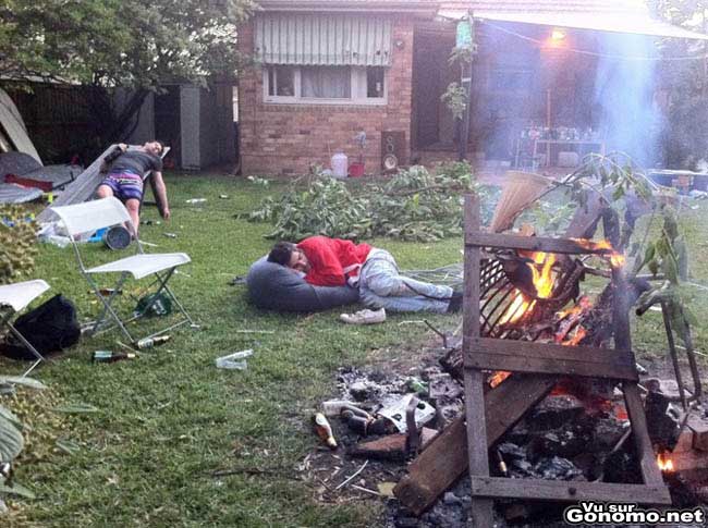 Carnage dans le jardin apres une soiree beuverie barbecue. C est les parents qui vont etre contents !