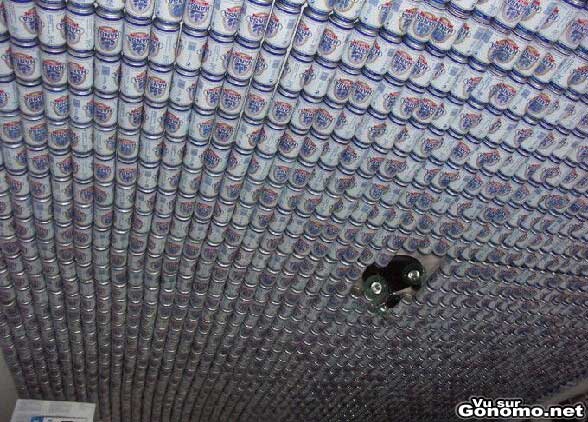 Une deco d alcoolique avec un plafond entierement recouvert de canette de bieres
