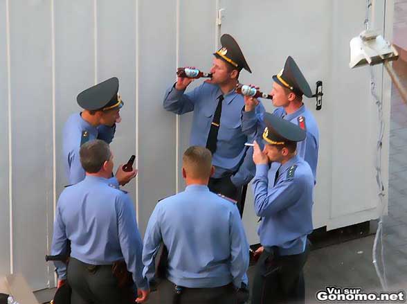 Des agents de police russe en pleine pause biere cigarettes !
