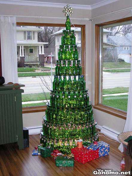 Un sapin de noel avec des bouteilles de bieres vides !