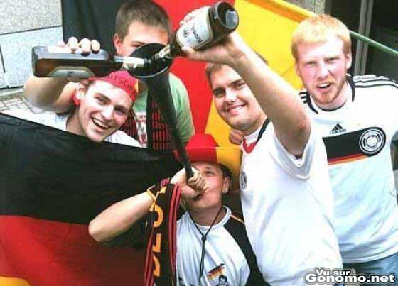 Beer bong : les supporters allemands ont trouve une utilisation moins bruyante des vuvuzelas :)