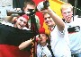 Beer bong : les supporters allemands ont trouve une utilisation moins bruyante des vuvuzelas :)