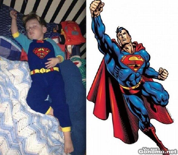 Un gamin en train de dormir avec son costume de Superman est vraiment a fond dans son reve