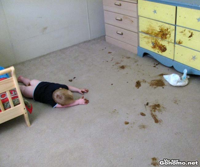 Enfant sale : un gamin qui a eu la bonne idee d enlever sa couche et de tapisser sa chambre avec :s