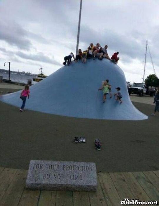 Bien qu interdit, c est trop tentant pour ces enfants de grimper au sommet de cette structure