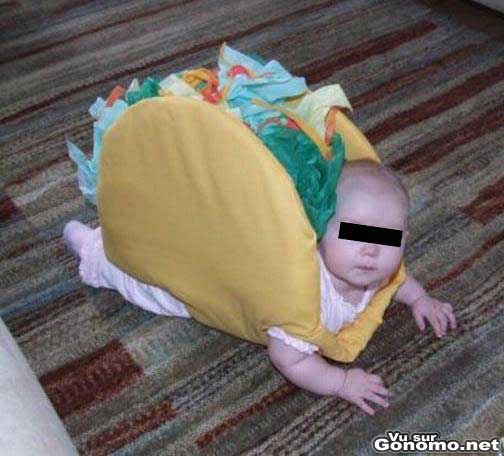 Deguisement bebe : un bebe fait office de garniture pour une tapas geante !