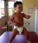 Samba baby : un bebe qui danse en couche culotte sur une table. Il a le rythme dans la peau !