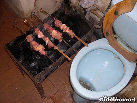 Un endroit insolite et pas tres hygienique pour faire un barbecue ! :s