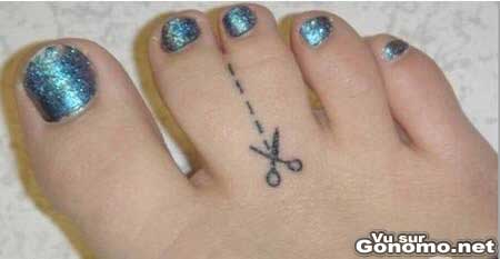 Un tatoo sur les doigts de pied
