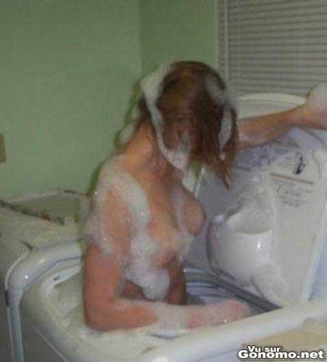 Elle va prendre son bain dans sa machine a laver