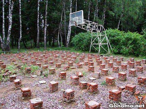 Un terrain de basket extreme avec des petits monticules de briques!