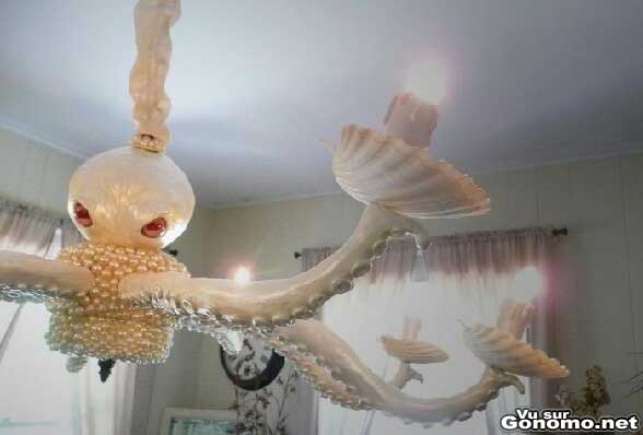 Un lustre super moche en forme de pieuvre geante