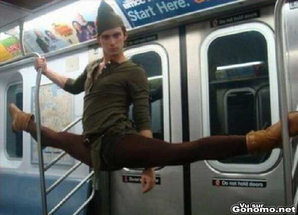 Robin des bois ou Peter Pan fait le grand ecart dans une rame de metro ???
