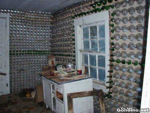 Il a decore les murs de sa maison avec des bouteilles en plastique :s