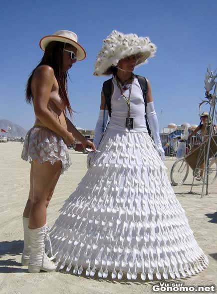 Une robe de mariee avec des fourchettes en plastique