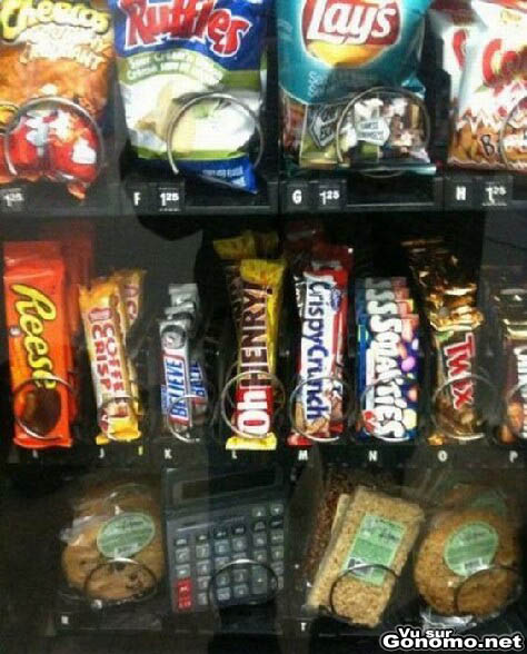 Un distributeur de barres chocolatees avec quelques surprises a l interieur. Cherchez l erreur ...
